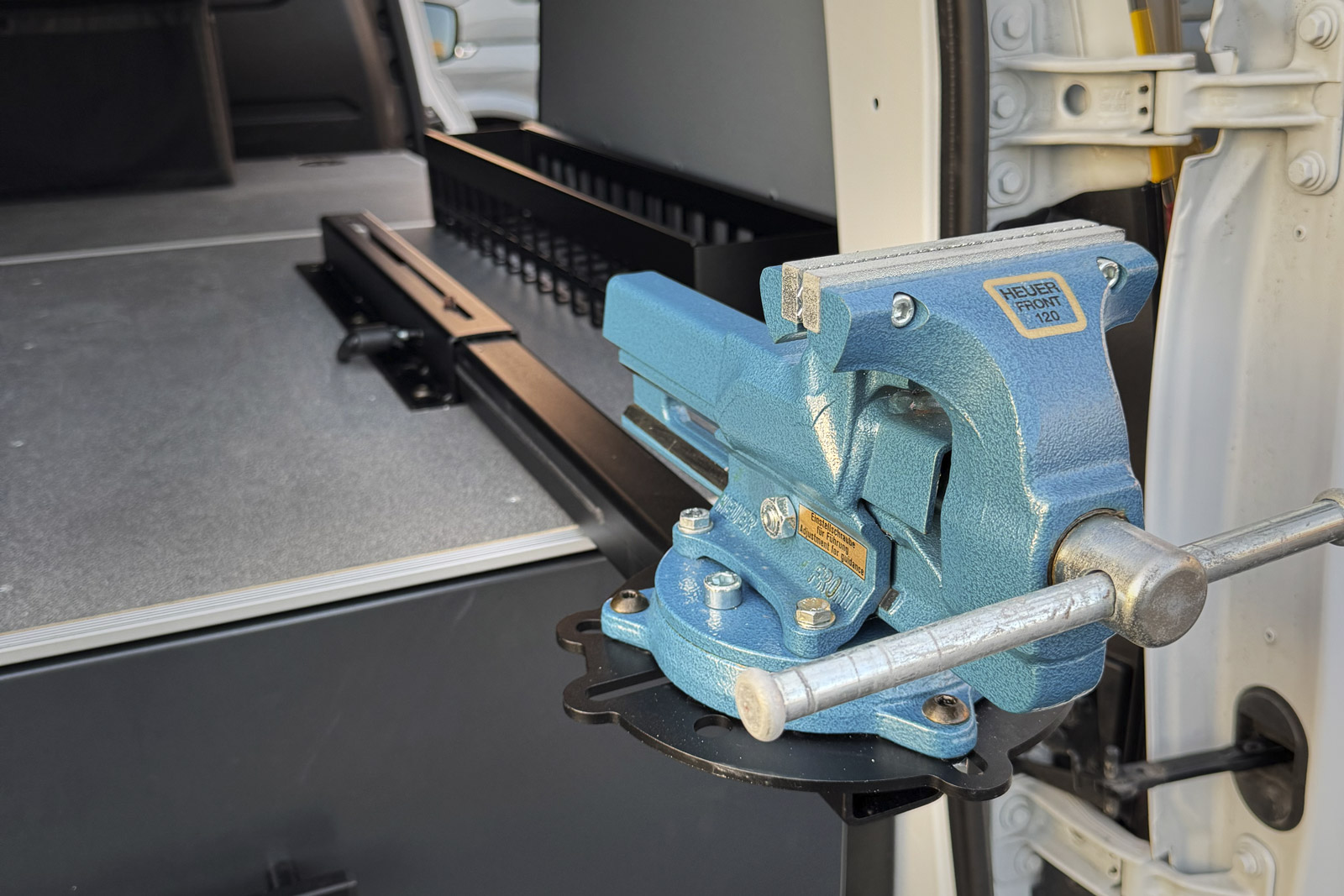 Utdragbar hållare till skruvstäd