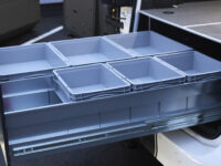 Sorteringsboxar i storlek M och L i en utdragen Smartfloor baklåda