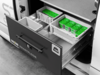 Foto av Smartfloor frontmodul bilinredning till Toyota Proace från 2016 (L2), Peugeot Expert från 2016, Citroën Jumpy från 2016, Opel Vivaro från 2019 och Fiat Scudo från 2024 billängd L3 med två skjutdörrar bild tagen från sidan med utdragen Smartfloor låda.