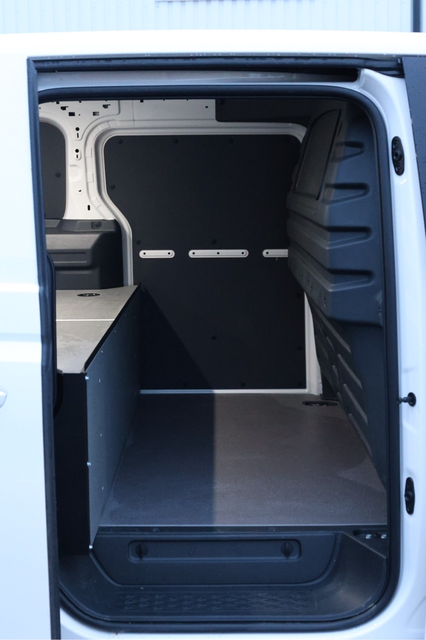 Bild av halvt Smartfloor-system i en ID Buzz Cargo, bild tagen genom skjutdörren. Vid skjutdörren är det full takhöjd.