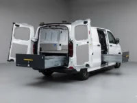 Loyds Systems dubbelgolv Smartfloor i en Volkswagen Transporter 7 L2 med en skjutdörr i en grå studiomiljö genererad med AI