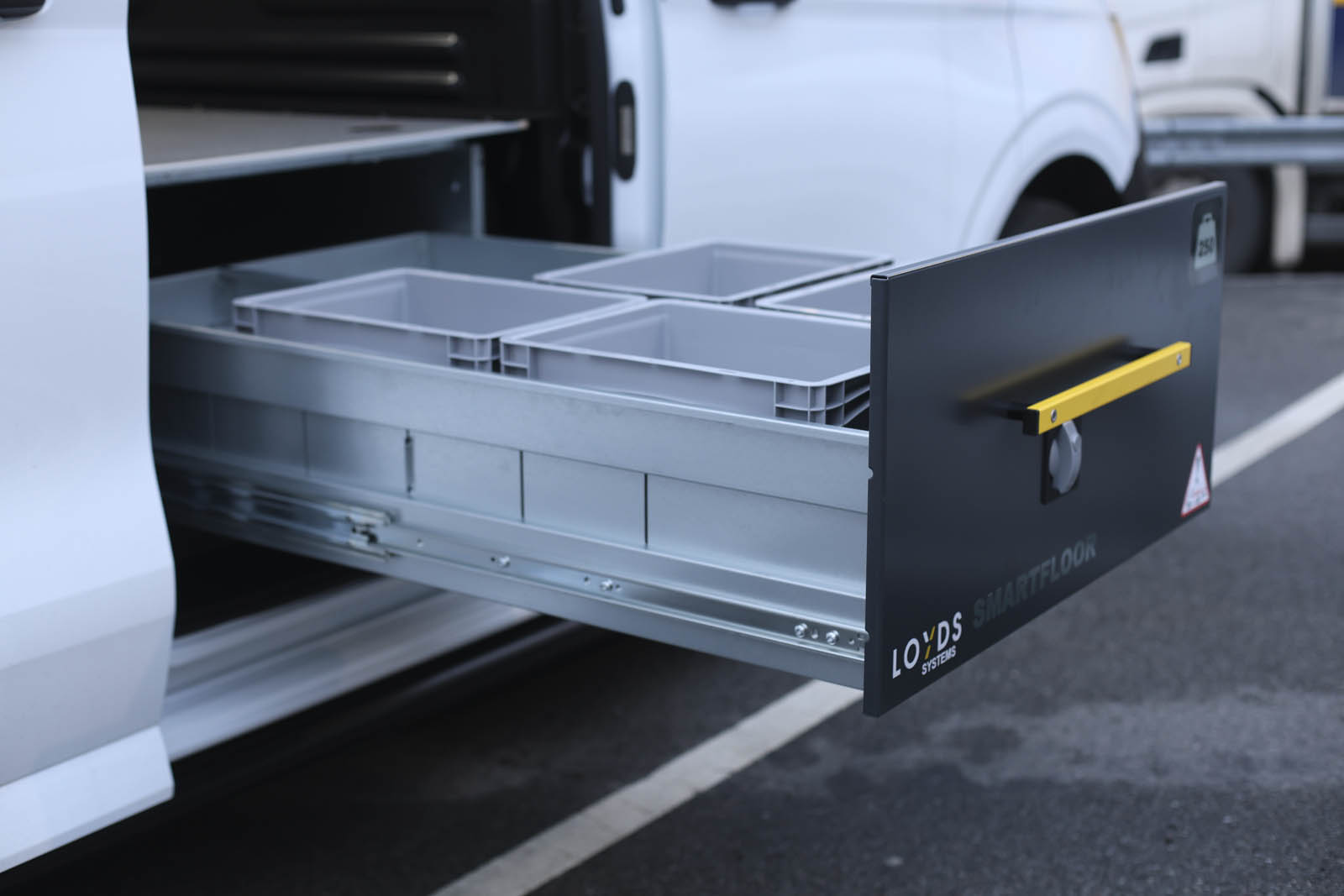 Bild tagen från sidan på komplett Smartfloor dubbelgolv till Volkswagen Transporter 7 med utdragen sidolåda