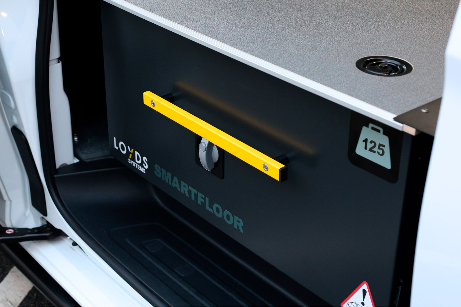 Bild tagen från sidan av Smartfloor dubbelgolv frontmodul till Volkswagen Transporter 7 med två skjutdörrar stängd låda