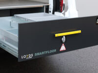 Bild tagen bakifrån av Smartfloor dubbelgolv bakmodul till Volkswagen Transporter 7 öppen låda