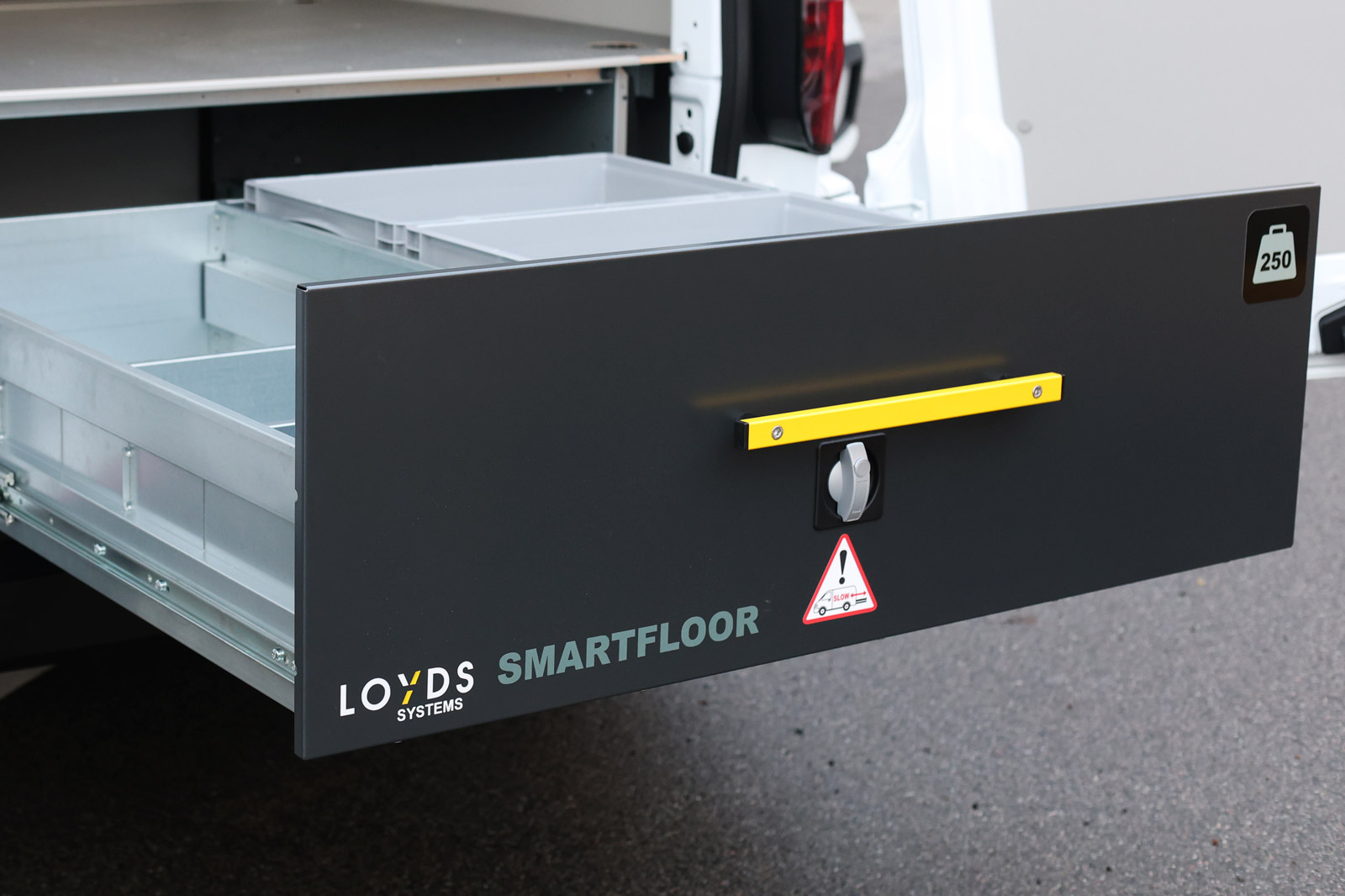 Bild tagen bakifrån av Smartfloor dubbelgolv bakmodul till Volkswagen Transporter 7 öppen låda