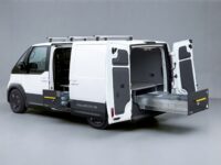 Foto av Kia PV5 Cargo i grå studiomiljö med bilinredningen Smartfloor två skjutdörrar
